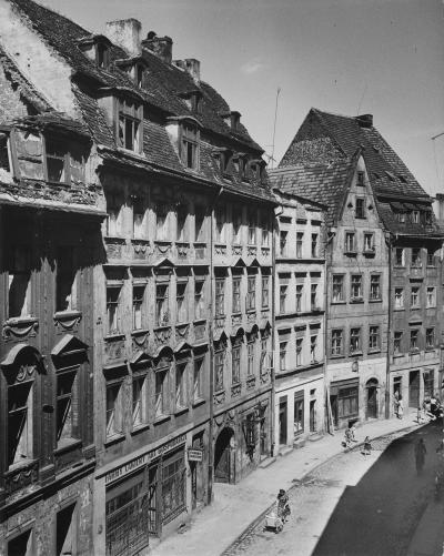 Widok na ulicę we Wrocławiu z kamienicami przy ul. Psie Budy (dawnej Krullstraße), 1958 r. - Widok na ulicę we Wrocławiu z kamienicami przy ul. Psie Budy (dawnej Krullstraße), 1958 r.
