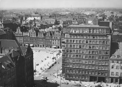 Plac Solny in Wrocław, right - high-rise building of the Sparkasse, undated (after 1945) - Plac Solny in Wrocław, right - high-rise building of the Sparkasse, undated (after 1945).