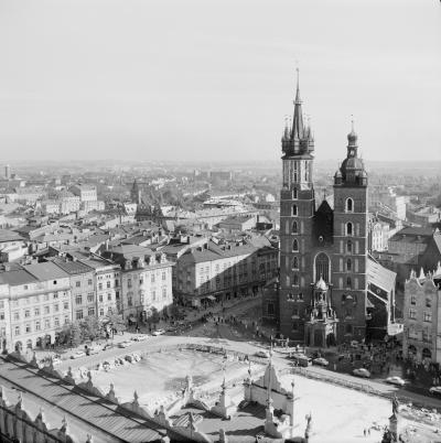 Bazylika Mariacka w Krakowie przy Rynku Głównym, 1963 r. - Bazylika Mariacka w Krakowie przy Rynku Głównym, 1963 r.
