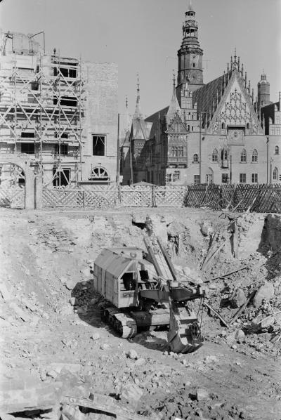 Koparka na placu budowy przed ratuszem we Wrocławiu, 1955 r. - Koparka na placu budowy przed ratuszem we Wrocławiu, 1955 r.