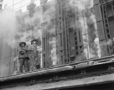 Arbeiter vor einer Koksofenbatterie des Steinkohlenbergwerks Victoria in Hermsdorf, 1986 - Arbeiter vor einer Koksofenbatterie des Steinkohlenbergwerks Victoria in Hermsdorf, 1986.