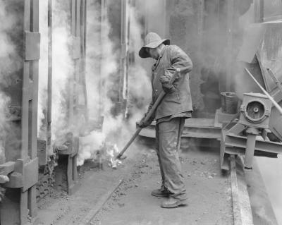 Arbeiter vor einer Koksofenbatterie des Steinkohlenbergwerks Victoria in Hermsdorf, 1986 - Arbeiter vor einer Koksofenbatterie des Steinkohlenbergwerks Victoria in Hermsdorf, 1986.