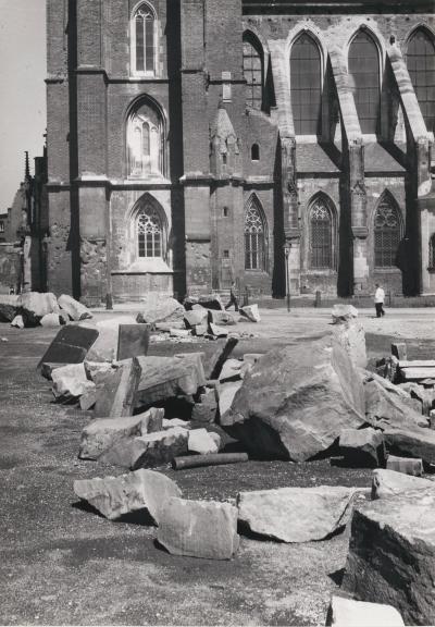 Fragments of rubble in front of the west tower of Wroclaw Cathedral, 1953 - Fragments of rubble in front of the west tower of Wroclaw Cathedral, 1953.