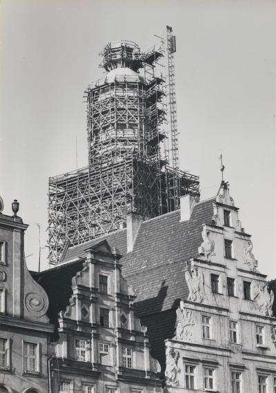 Eingerüsteter Turm der Elisabethkirche Breslau, 1988 - Eingerüsteter Turm der Elisabethkirche Breslau, 1988.