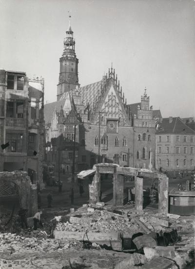 Ratusz na Rynku we Wrocławiu z ruinami wojennymi, 1955 r. - Ratusz na Rynku we Wrocławiu z ruinami wojennymi, 1955 r.