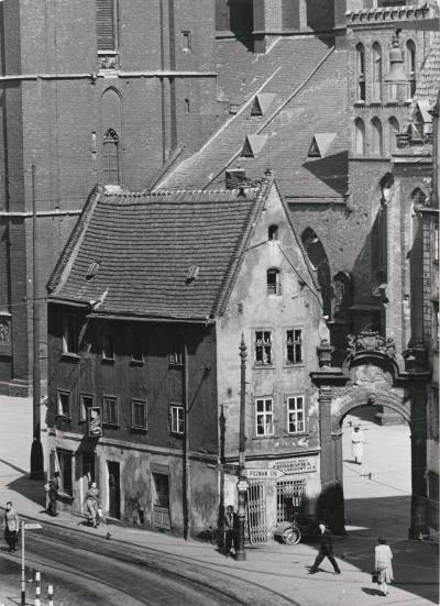 Tenement house "Jaś" on the Wrocław Market Square, 1961 - Tenement house "Jaś" on the Wrocław Market Square, 1961.