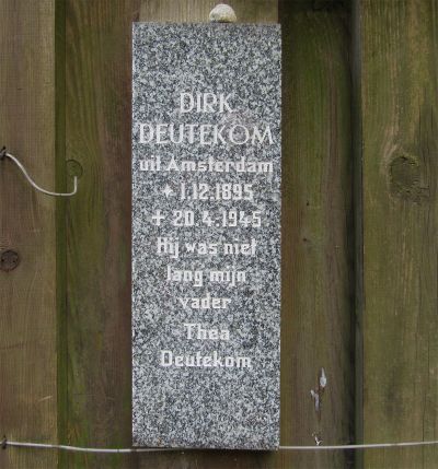 Abb. 33: Gedenktafel für den Pfleger Dirk Deutekom - Gedenktafel für den Pfleger Dirk Deutekom aus Amsterdam, Rosengarten bei der Gedenkstätte Bullenhuser Damm, Hamburg