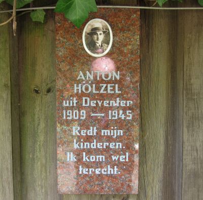 Abb. 34: Gedenktafel für den Pfleger Anton Hölzel - Gedenktafel für den Pfleger Anton Hölzel aus Deventer, Rosengarten bei der Gedenkstätte Bullenhuser Damm, Hamburg