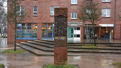 Abb. 36: Gedenkstele von Leon Mogilevski, 2000 - Gedenkstele für die Kinder vom Bullenhuser Damm. Roman-Zeller-Platz, Hamburg