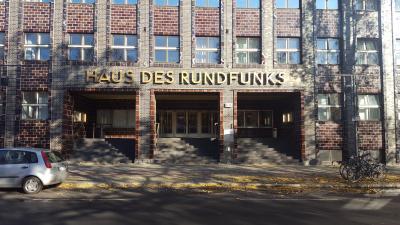 Wejście do zabytkowego budynku RBB Haus des Rundfunks - ..., z którego nadawane są audycje COSMO Radio po polsku. Berlin, 2018 r. 
