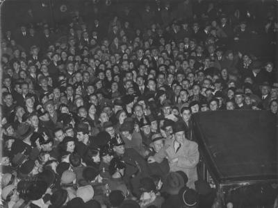 Jan Kiepura wśród tłumu wielbicieli, 1934 r. - Śpiewak Jan Kiepura wśród tłumu wielbicieli zebranych przed Operą Berlińską. 12/1934. 