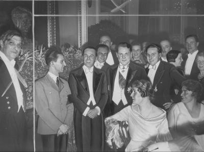 Jan Kiepura podczas otwarcia Niemiecko-Polskiego Instytutu w Berlinie, 1935 r. - Jan Kiepura podczas pobytu w Berlinie, 1935 r. Kiepura (3. z lewej) na balu zorganizowanym w przeddzień otwarcia Niemiecko-Polskiego Instytutu w Berlinie.  