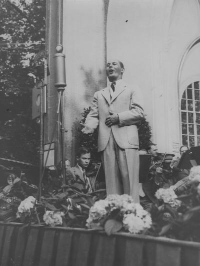 Jan Kiepura w Berlinie, 1936 r. - Śpiewak Jan Kiepura w czasie występu na przyjęciu wydanym na jego cześć przez Instytut Niemiecko-Polski w berlińskim ogrodzie zoologicznym. 1936 r. 