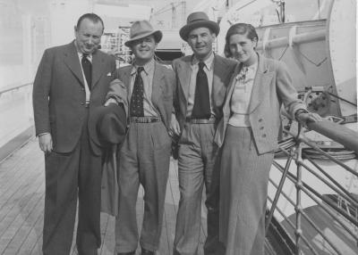 Jan Kiepura na pokładzie statku w Bremerhaven, 1937 r. - Śpiewak Jan Kiepura (2. z prawej) i jego brat śpiewak Władysław Kiepura (2. z lewej) w towarzystwie niemieckiej dziennikarki i dyrektora wytwórni filmowej "Paramount" w Berlinie na pokładzie statku w Bremerhaven, 1937 r. 
