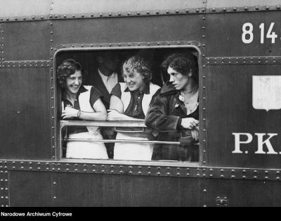 Lekkoatletki w oknie pociągu przed wyjazdem na olimpiadę w Berlinie, 1936 r. - Lekkoatletki w oknie pociągu przed wyjazdem na olimpiadę w Berlinie. Od lewej - Maria Kwaśniewska, Jadwiga Wajsówna i Stanisława Walasiewicz, 1936 r. 