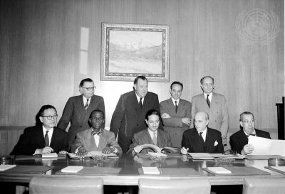 Nordkorea, Haiti, Frankreich und Costa Rica ratifizieren die Konvention, 1950 - Raphael Lemkin (obere Reihe, erster von rechts) 