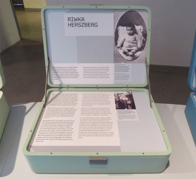 Fig. 42: Suitcase for Riwka Herszberg - Symbolic suitcase with the biography of Riwka Herszberg from Zduńska Wola, Bullenhuser Damm memorial site, Hamburg