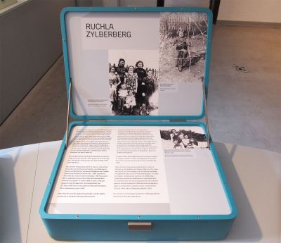 Fig. 43: Suitcase for Ruchla Zylberberg - Symbolic suitcase with the biography of Ruchla Zylberberg from Zawichost, Bullenhuser Damm memorial site, Hamburg