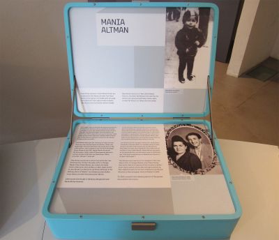 Abb. 44: Koffer für Mania Altman - Symbolischer Koffer für die Biografie von Mania Altman aus Radom, Gedenkstätte Bullenhuser Damm, Hamburg