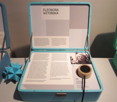 Abb. 45: Koffer für Eleonora Witońska - Symbolischer Koffer für die Biografie von Eleonora Witońska aus Radom, Gedenkstätte Bullenhuser Damm, Hamburg