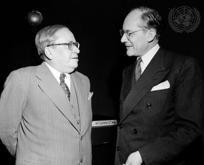 Tag der Verabschiedung der Konvention durch die UNO, Paris 9.12.1948 - Raphael Lemkin (rechts) im Gespräch mit dem brasilianischen Diplomaten Gilbert Amado 