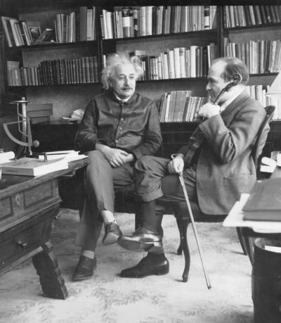 Abb. 9: Einstein trifft Huberman, 1936 - Der Physiker Albert Einstein trifft Bronisław Huberman 1936 in seinem Haus in Princeton, New Jersey 