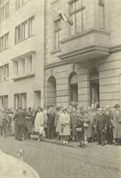 Visit of Poles from France in front of the Polish House in Bochum, 1961. - Visit of Poles from France in front of the Polish House in Bochum, 1961.