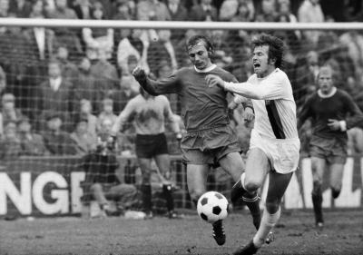 Reinhard „Stan” Libuda i Jupp Heynckes, 1972 r. -  Puchar DFB 1971/1972: pojedynek Reinharda „Stan” Libuda i Juppa Heynckesa 