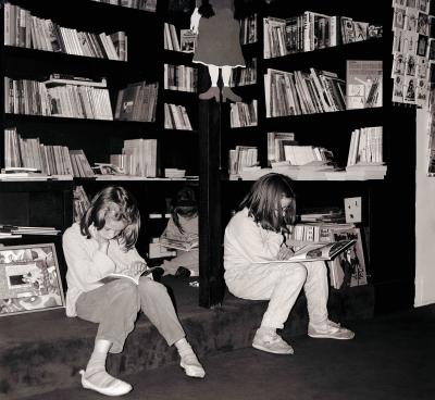 Wnętrze Polskiej Księgarni, połowa lat 80-tych XX wieku - Dział dla dzieci i młodzieży. 