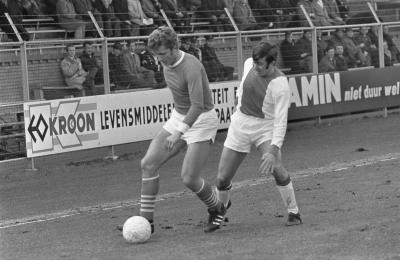 Waldemar Slomiany i Sjaak Swart, 1969 r. - Waldemar Slomiany (z lewej) w pojedynku z Holendrem Sjaakiem Swartem w meczu towarzyskim Ajax Amsterdam z FC Schalke 04, 1969 r. 