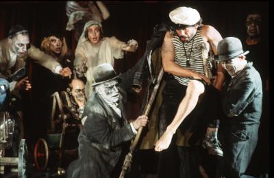 Scena z przedstawienia “Koniec przytułku” według Isaaka Babela.  - Andrej Woron wyreżyserował “Koniec przytułku” w 1991 roku. To była druga sztuka “Teatru Kreatur” w Berlinie. 