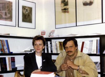 Barbara Nowakowska-Drozdek und Zbigniew Dominiak (1947-2002) - arbara Nowakowska-Drozdek und Zbigniew Dominiak (1947-2002), Dichter und Herausgeber der Vierteljahresschrift „Tygiel“, in der Polnischen Buchhandlung, 1988. 