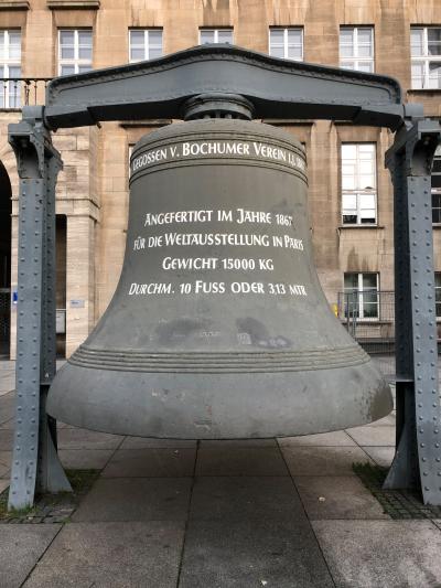 Zdj. nr 6: Dzwon stalowy „Związku Bochumskiego“ - Dzwon ze stali lanej „Związku Bochumskiego“ (Bochumer Verein) wykonany na Paryską Wystawę Światową w 1867 roku, znajdujący się obecnie przed ratuszem miasta Bochum przy placu Willy-Brandt-Platz. 