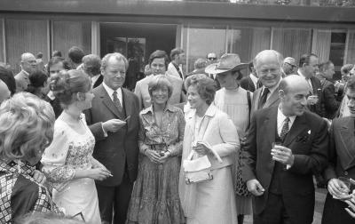 Kanclerz federalny Willy Brandt z Arturem Braunerem, 1971 r. - Kanclerz federalny Willy Brandt wita twórców filmowych (m.in.. Artura Braunera) w bońskim bungalow kanclerza, 1971 r. 