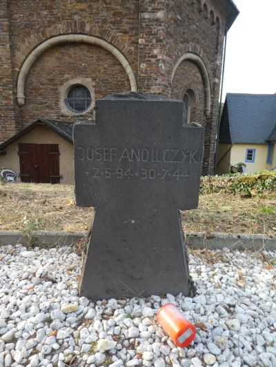 Friedhof von Bruttig, Grabkreuz für Josef Aniolczyk - Friedhof von Bruttig, Grabkreuz für Josef Aniolczyk 