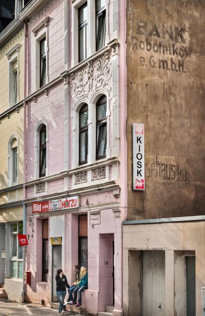 Schriftzug Bank „Robotników eGmbH”, Dom Polski in Bochum - Der verblichene Schriftzug Bank „Robotników eGmbH” erinnert an die Vergangenheit des Viertels als Zentrum polnischer Institutionen im Ruhrgebiet. 