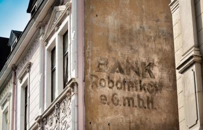 Schriftzug Bank „Robotników eGmbH” - Der verblichene Schriftzug Bank „Robotników eGmbH” erinnert an die Vergangenheit des Viertels als Zentrum polnischer Institutionen im Ruhrgebiet. 