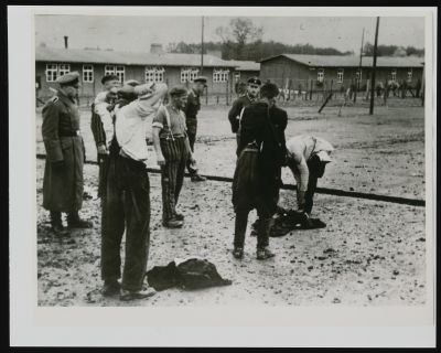Neu angekommene polnische Häftlinge im SS-Sonderlager/Konzentrationslager Hinzert, um 1940 - Sichtbar ist die Ablage ihrer Kleidung, bevor sie gewaschen und rasiert werden 