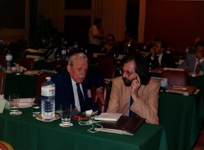 Posiedzenie Międzynarodówki Socjalistycznej, Kair 1990 r.  - Od prawej: Jacek Kowalski, Stanisław Wąsik 