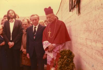 Dachau 1978 r.  - Od lewej: Jacek Kowalski, nn. (prawdopodobnie Służba Bezpieczeństwa PRL), ambasador PRL w Bonn Andrzej Chyliński (syn Bolesława Bieruta), ks. Kard. Stefan Wyszyński 