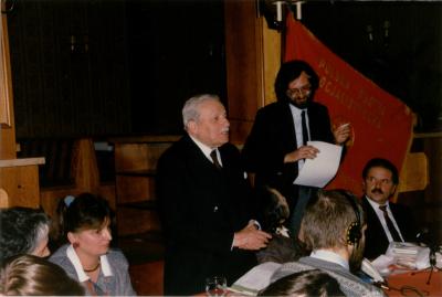 Zjazd scaleniowy PPS, 21.–22.11.1987 r. - Przemawia Stanisław Wąsik a w tle stoi Jacek Kowalski 