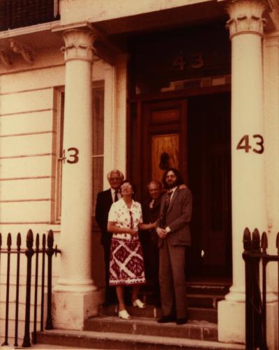 Przed wejściem do „Zamku” w Londynie, 43 Eaton Place, lata 80. - Od lewej stoją: Kazimierz Sławiński, nn, Włodzimierz Sznarbachowski, Jacek Kowalski 