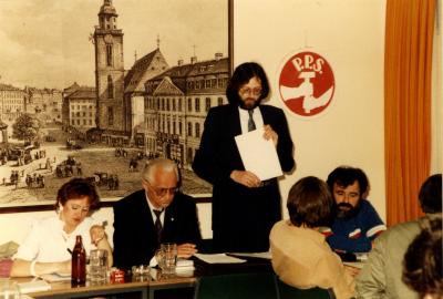 Podczas posiedzenia Komitetu Głównego PPS, lata 80. - Przemawia Jacek Kowalski. Pierwszy z prawej: Ryszard Moździerz 