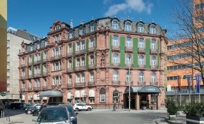 Historisches Gebäude des Parkhotels - Das historische Gebäude des Parkhotels am Wiesenhüttenplatz in Frankfurt existiert noch heute. 