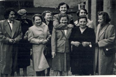 Helena Bohle mit der sogenannten "Gruppe Lodz" (Grupa Łódzka) - Die sogenannte "Gruppe Lodz" (Grupa Łódzka): Helena Bohle (5. von links) mit ehemaligen Mitinsassen des KZ-Außenlagers Helmbrechts, undatiert. 
