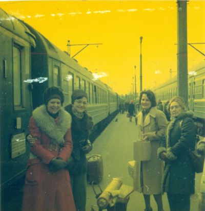 Helena Bohle-Szacki vor ihrer Reise nach West-Berlin, 1968 - Helena Bohle-Szacki (2. von links) nimmt Abschied am Bahnhof in Danzig (Gdańsk) vor ihrer Reise nach West-Berlin, 1968. 