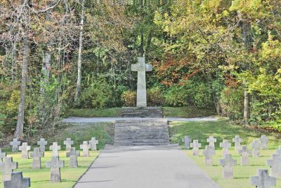 „Ehrenfriedhof“ im ehem. Lager Hinzert - 1946 von der französischen Militärverwaltung angelegt, 217 zuvor im Umfeld verscharrte Tote wurden hierhin umgebettet 