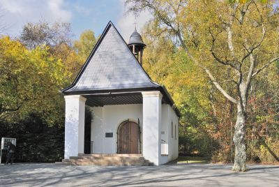 Sühnekapelle auf dem Gelände des ehemaligen Lagers Hinzert - 1948 auf dem von der französischen Militärverwaltung angelegten „Ehrenfriedhof“ errichtet 