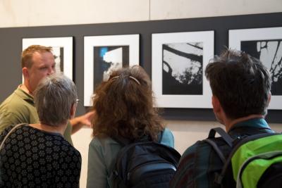 Teilnehmende der Studienfahrt  - Teilnehmende der Studienfahrt vor den historischen Fotografien, die Gerhard Richter als Vorlage für seinen "Birkenau"-Zyklus dienten, Berlin 2019. 