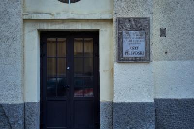 Gedenktafel an der ersten Wohnstätte in Warschau  - Gedenktafel an der ersten Wohnstätte in Warschau ab 10. November 1918 